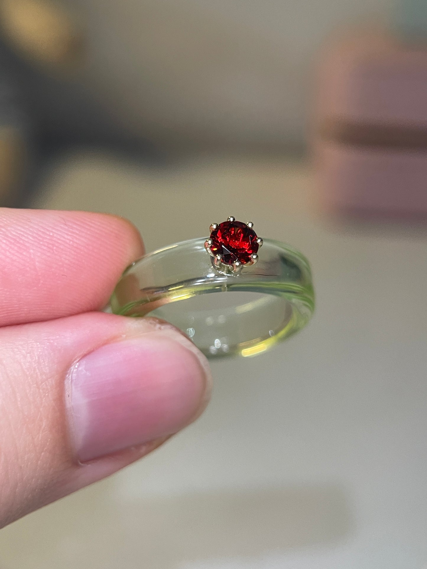 Anillo CG - Granate y Resina Verde
