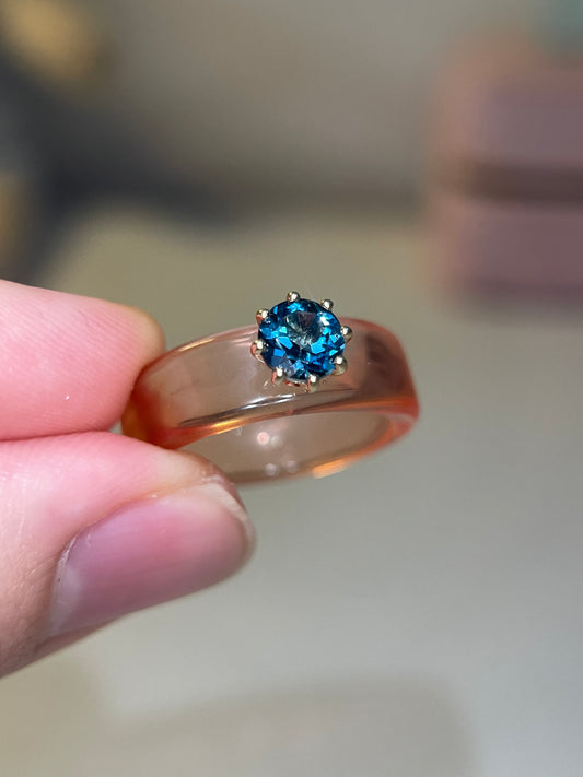Anillo CG - Topacio London Blue y Resina Salmón