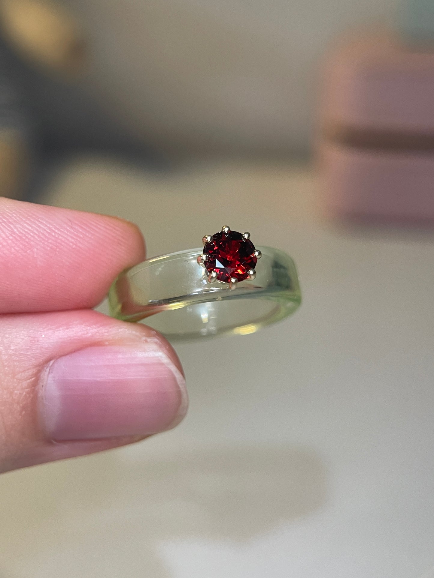 Anillo CG - Granate y Resina Verde