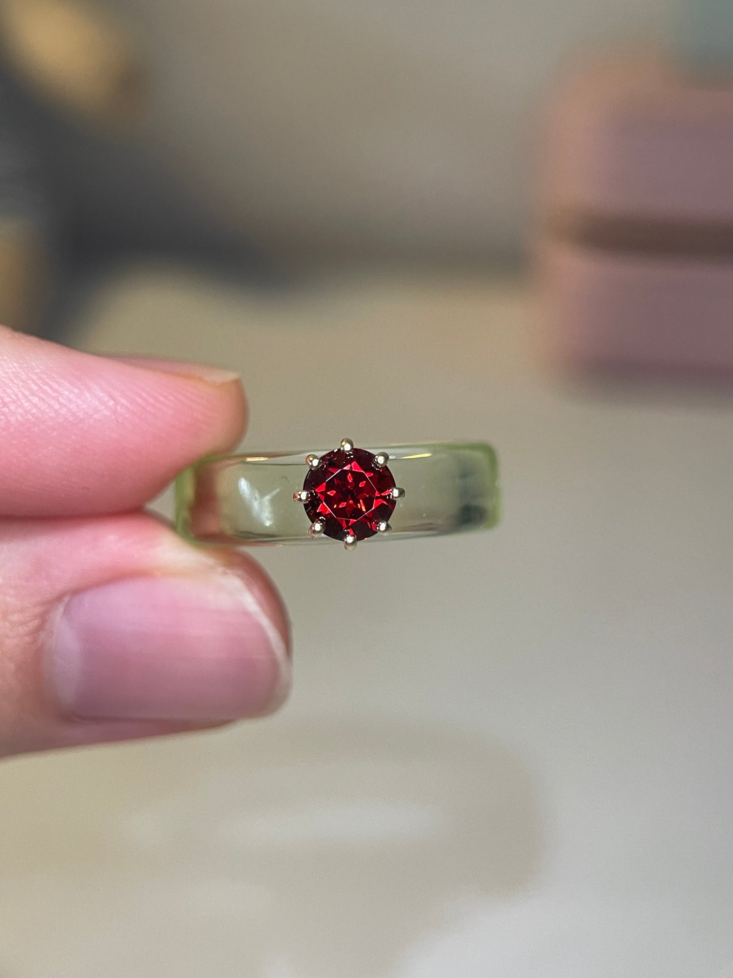 Anillo CG - Granate y Resina Verde