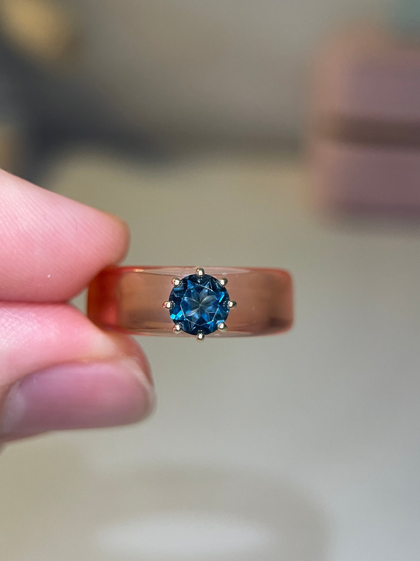Anillo CG - Topacio London Blue y Resina Salmón