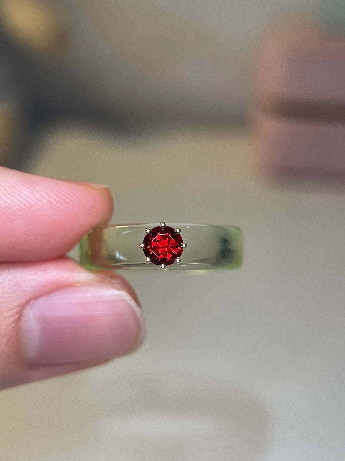 Anillo CG - Granate y Resina Verde