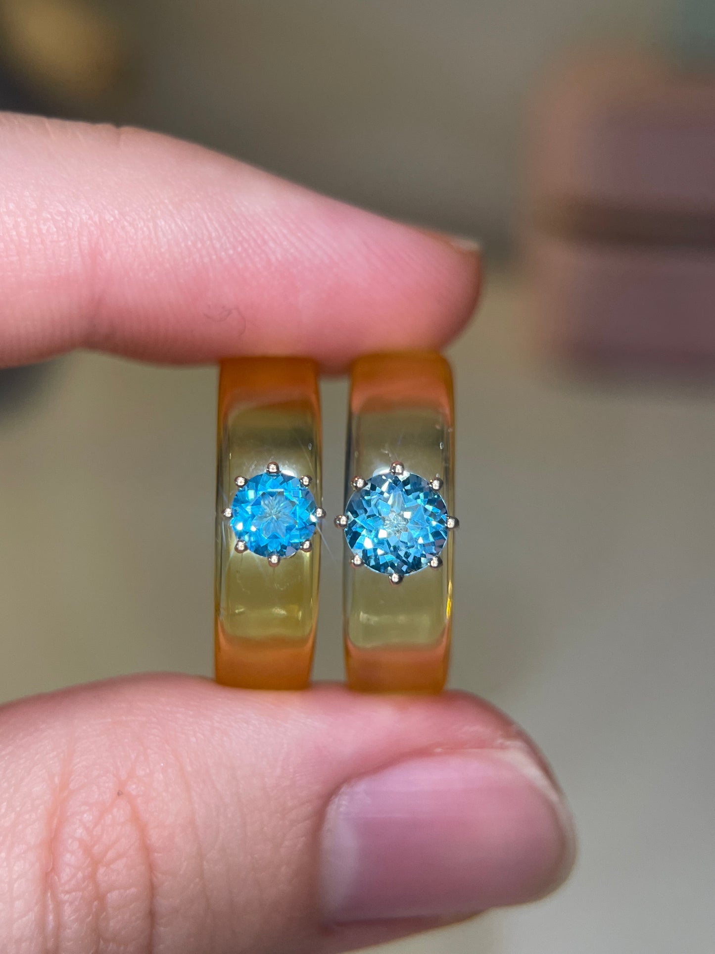 Anillo CG - Topacio Swiss Blue y Resina Amarilla