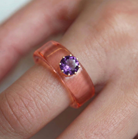 Anillo CG de amatista y resina salmón, toma vertical