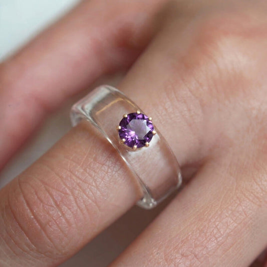 Anillo CG de amatista y resina transparente — vertical
