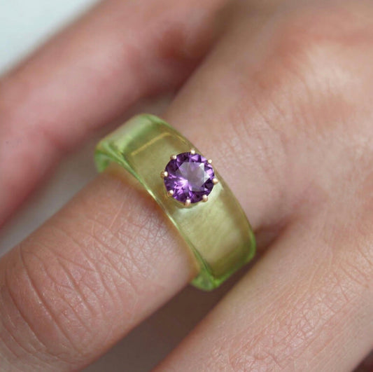 Anillo CG de amatista y resina verde, toma vertical