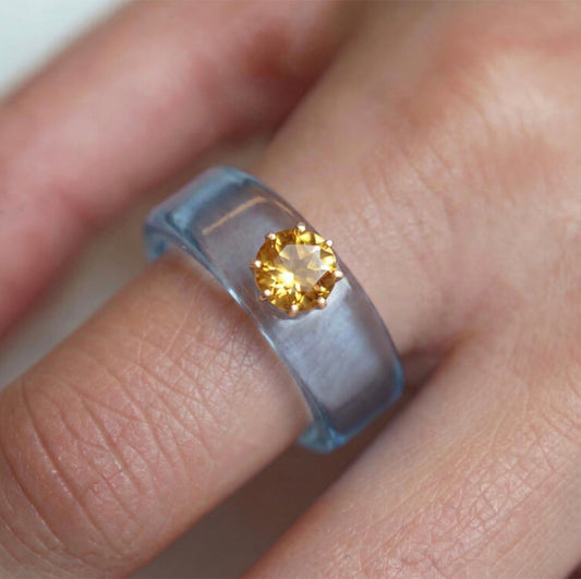 Anillo CG de citrino y resina celeste, puesto en la mano