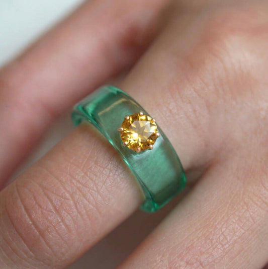 Anillo CG de citrino y resina menta, puesto en la mano