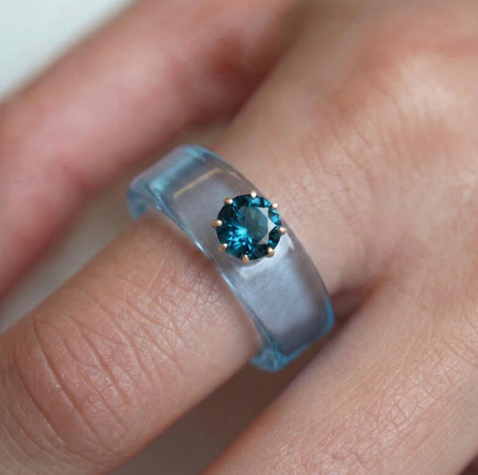 Anillo CG de topacio London Blue y resina celeste, toma vertical