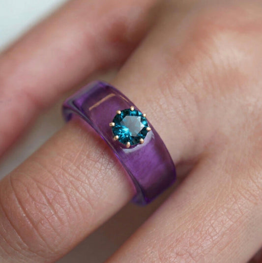 Anillo CG de topacio London Blue y resina morada, toma vertical