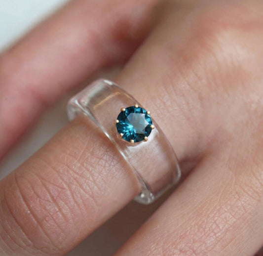 Anillo CG de topacio London Blue y resina transparente, toma vertical