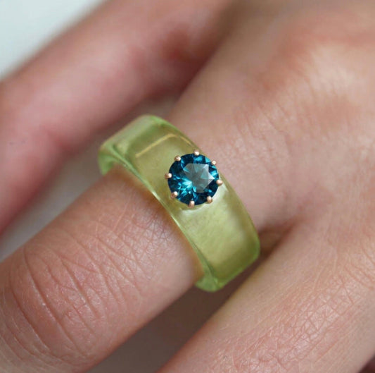 Anillo CG de topacio London Blue y resina verde, toma vertical