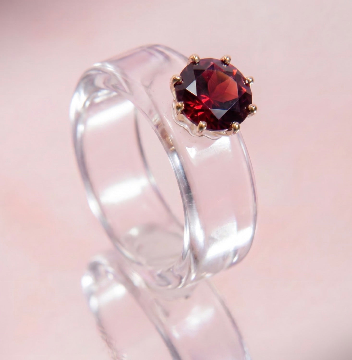 Anillo CG en tonos rojos