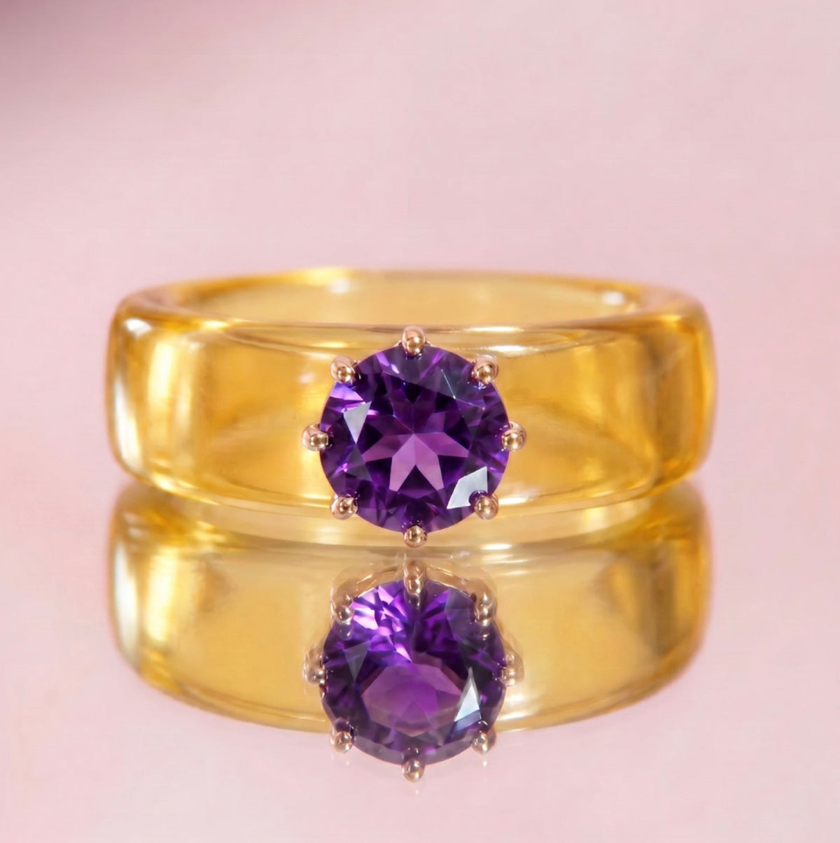 Anillo CG de amatista y resina amarilla, puesto en la mano