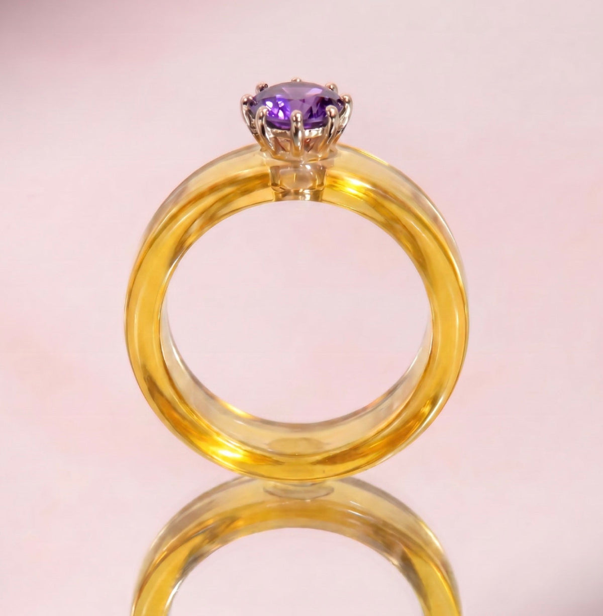 Anillo CG de amatista y resina amarilla, de frente