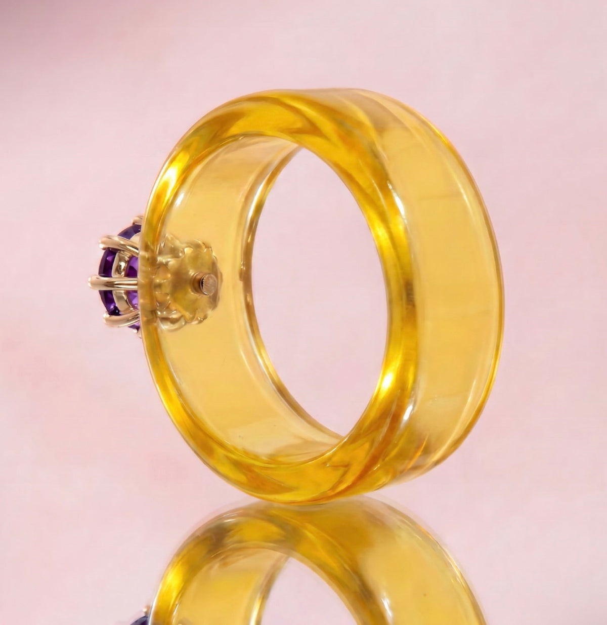 Anillo CG de amatista y resina amarilla, vista trasera
