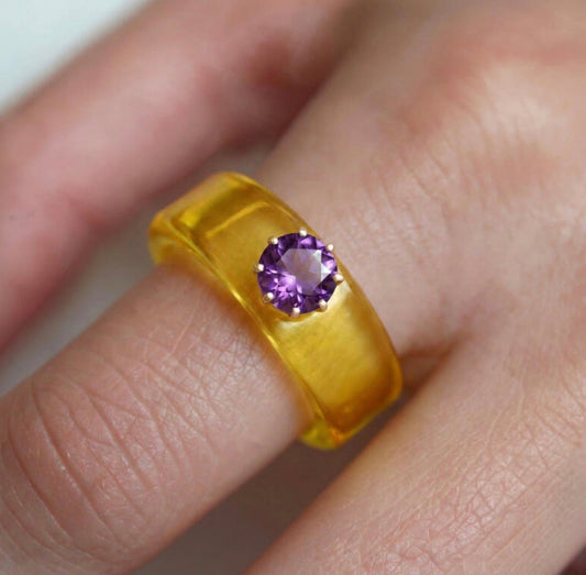 Anillo CG de amatista y resina amarilla, toma vertical