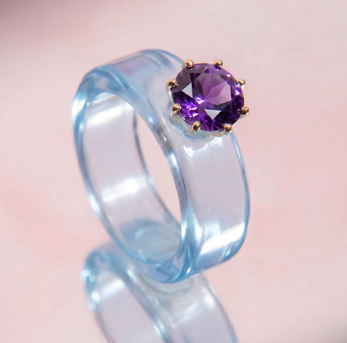 Anillo CG de amatista y resina celeste