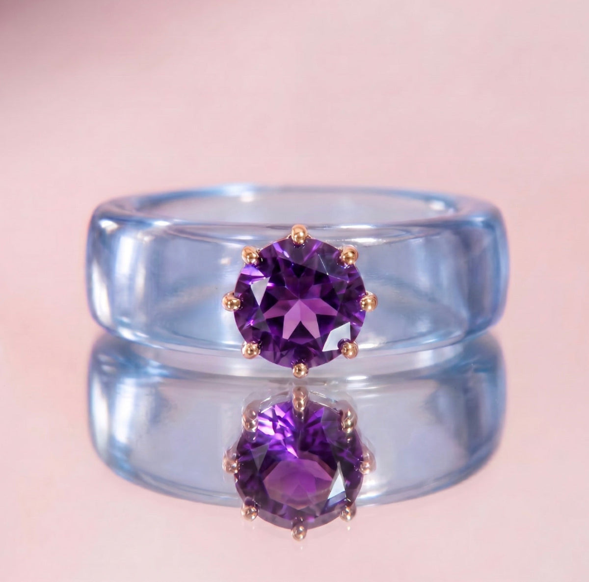 Anillo CG de amatista y resina celeste, puesto en la mano