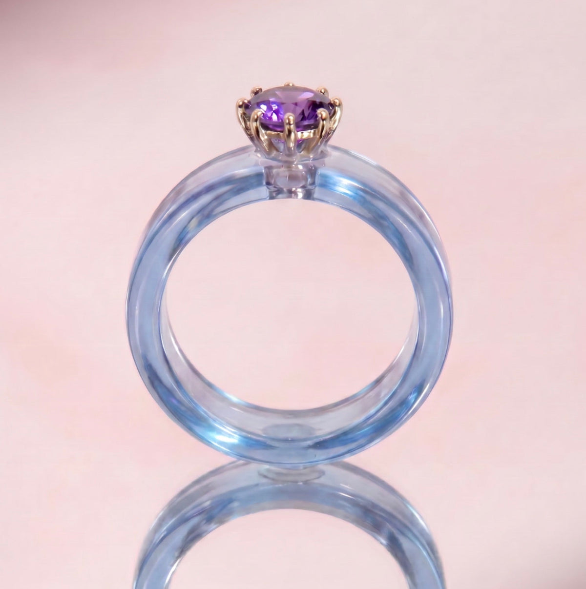 Anillo CG de amatista y resina celeste, de frente