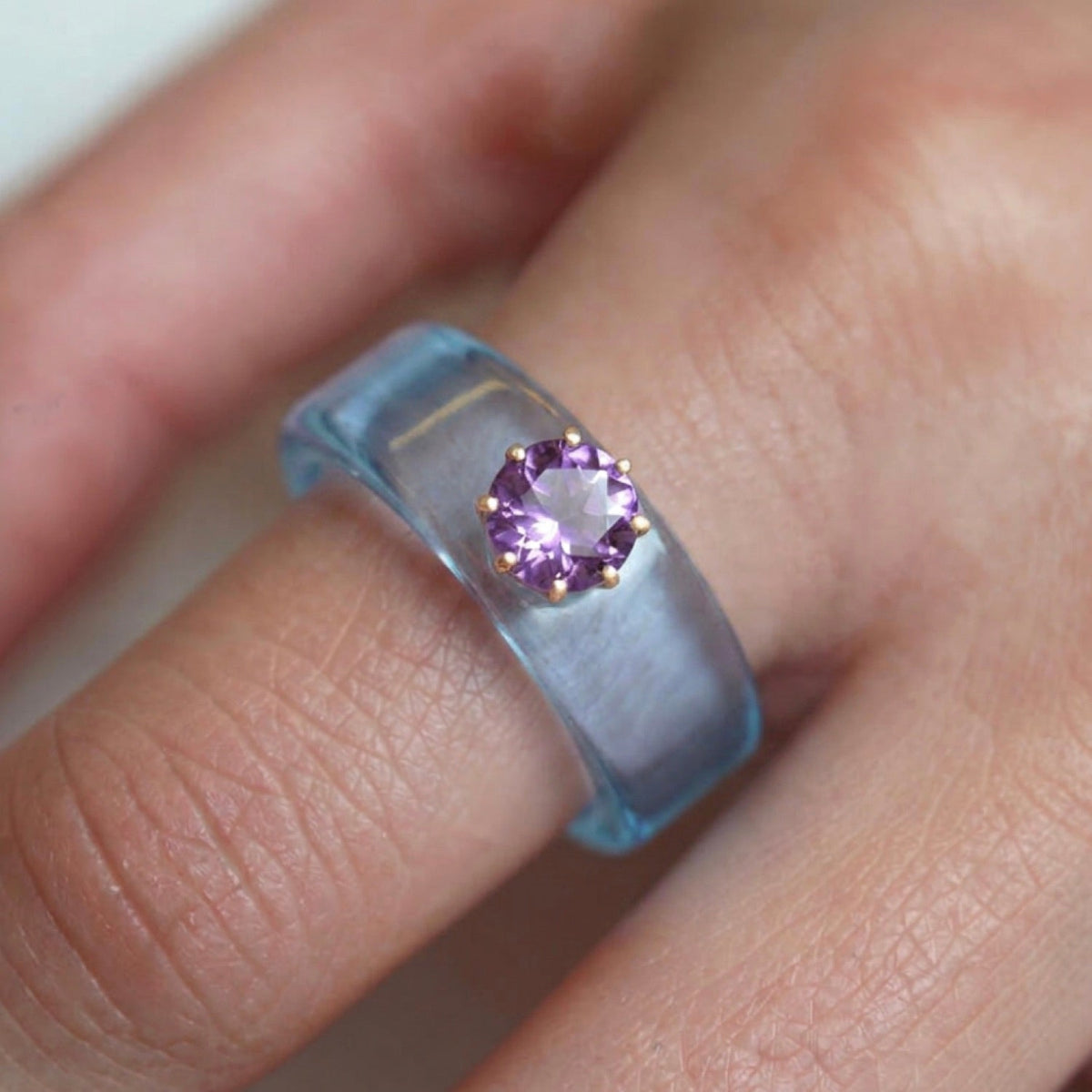 Anillo CG de amatista y resina celeste, toma vertical