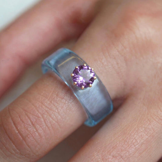 Anillo CG de amatista y resina celeste, toma vertical