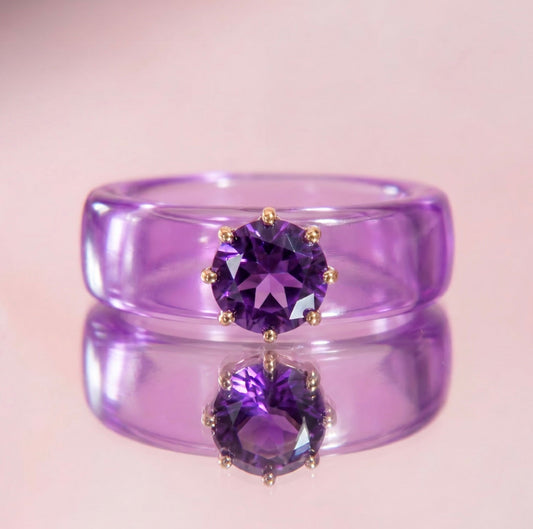 Anillo CG de amatista sobre resina morada, oro 14k — de frente