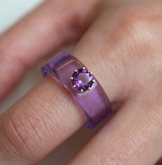Anillo CG de amatista y resina morada puesto en la mano