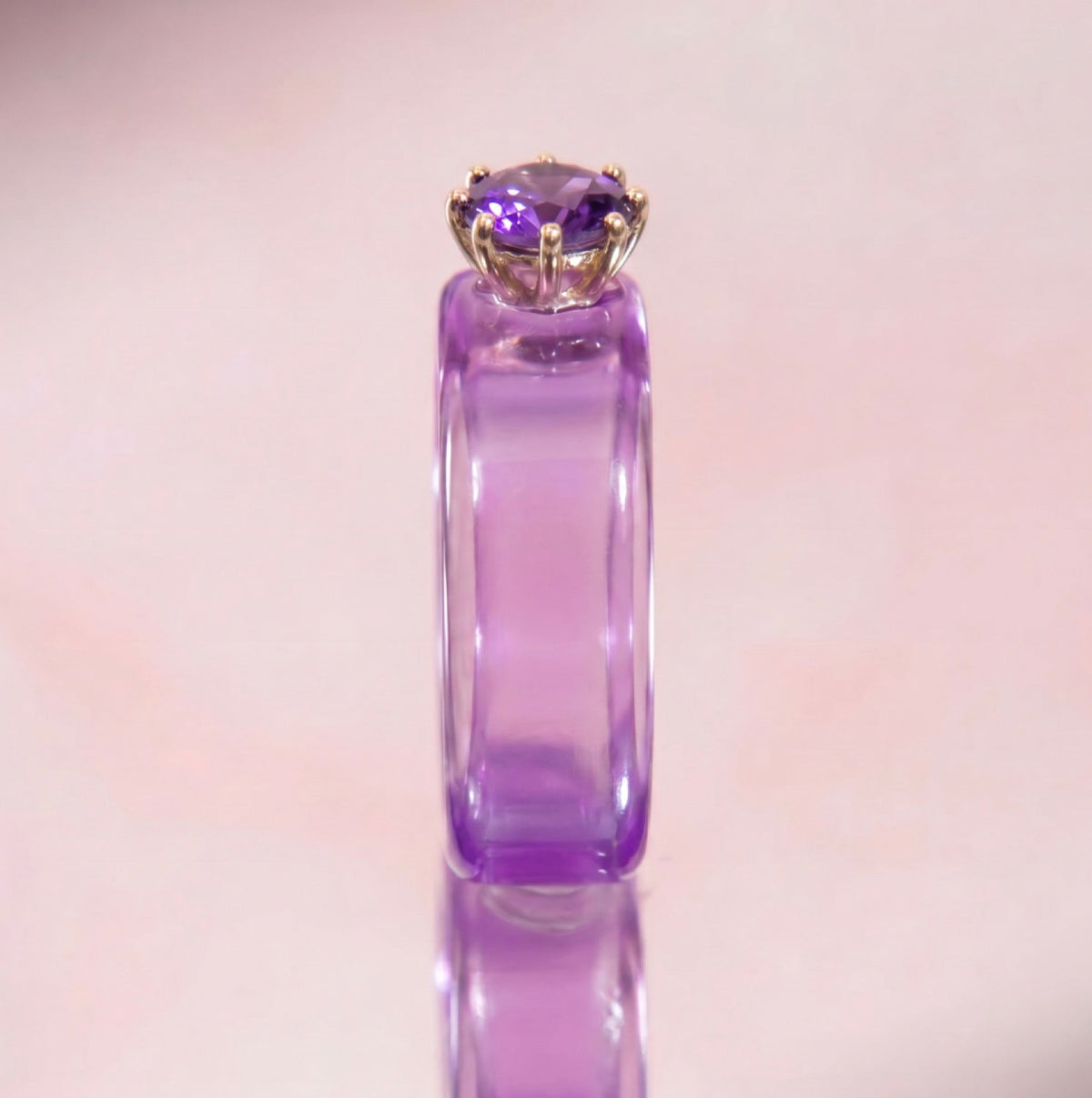 Anillo CG de amatista y resina morada — toma vertical