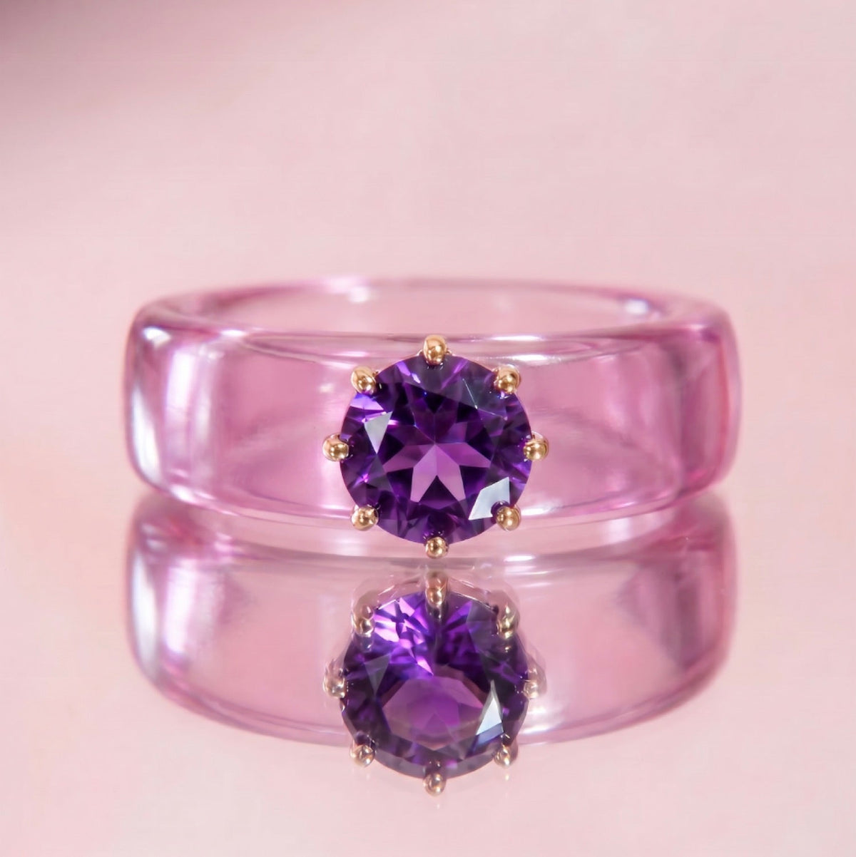 Anillo CG de amatista y resina rosa, puesto en la mano
