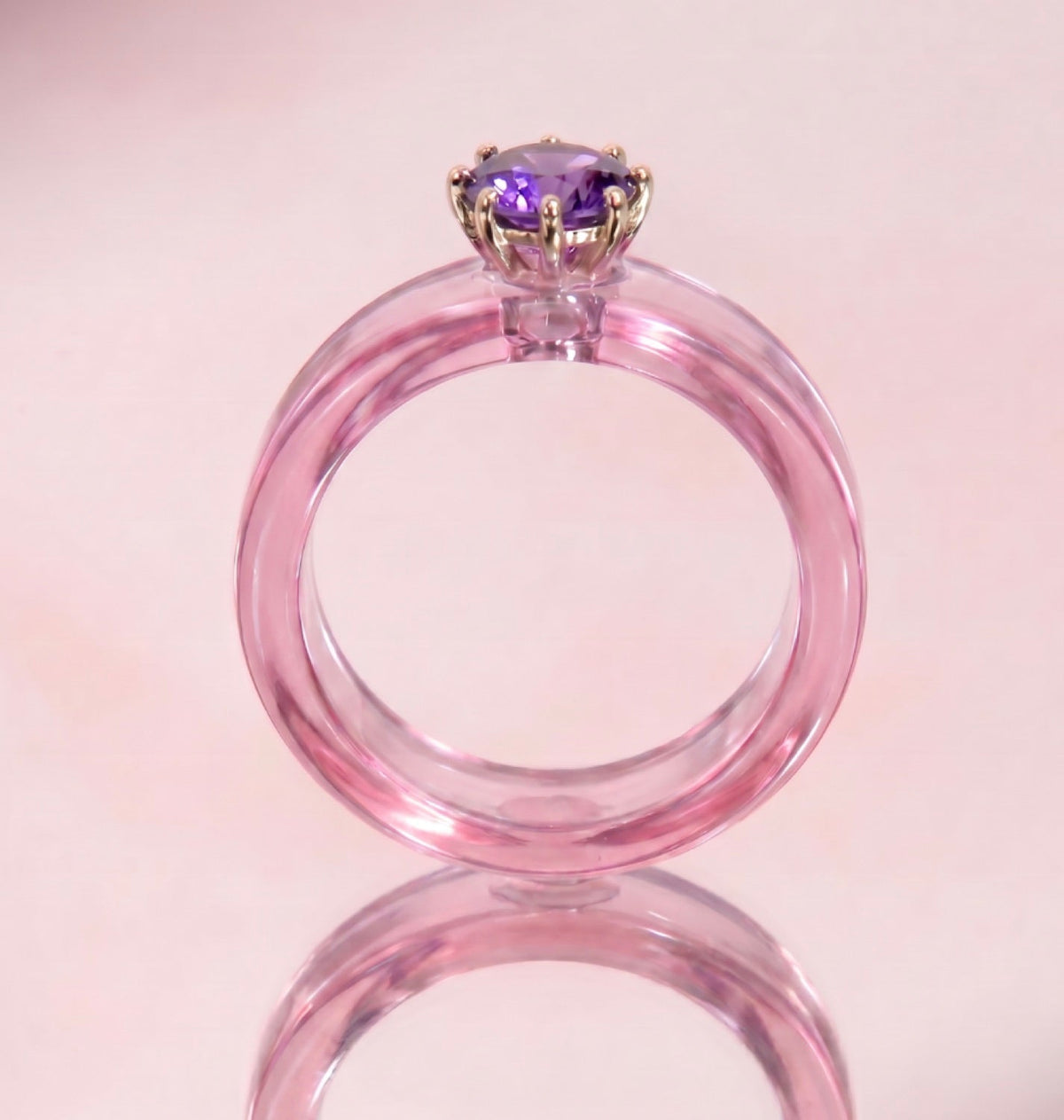 Anillo CG de amatista y resina rosa, de frente
