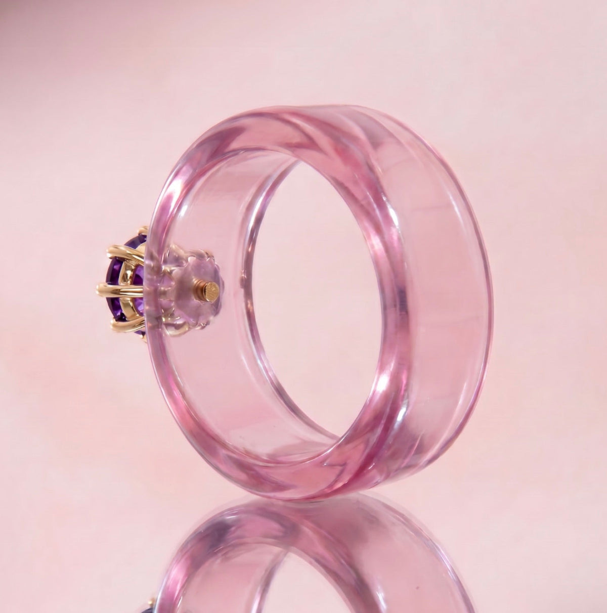 Anillo CG de amatista y resina rosa, vista trasera