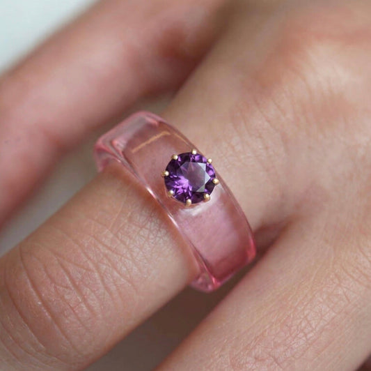 Anillo CG de amatista y resina rosa, toma vertical