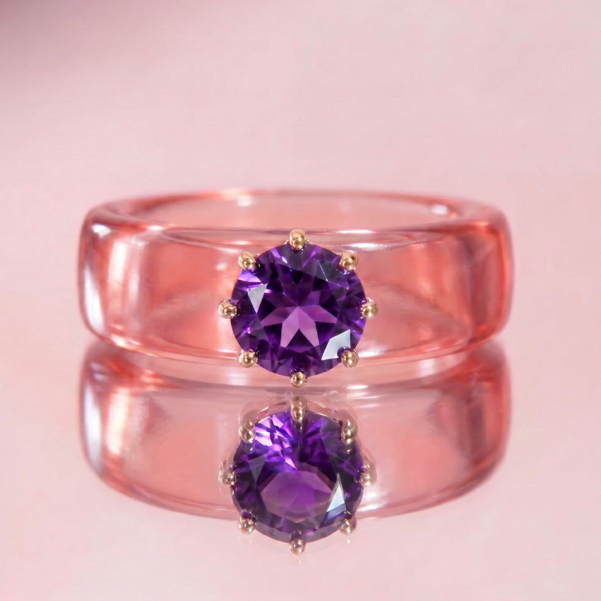Anillo CG de amatista y resina salmón, puesto en la mano