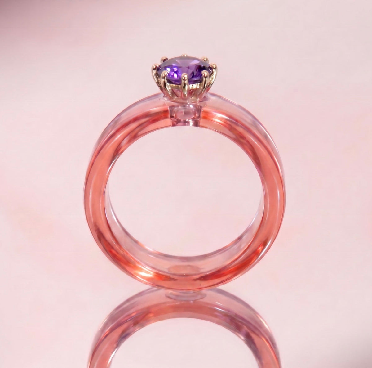 Anillo CG de amatista y resina salmón, de frente