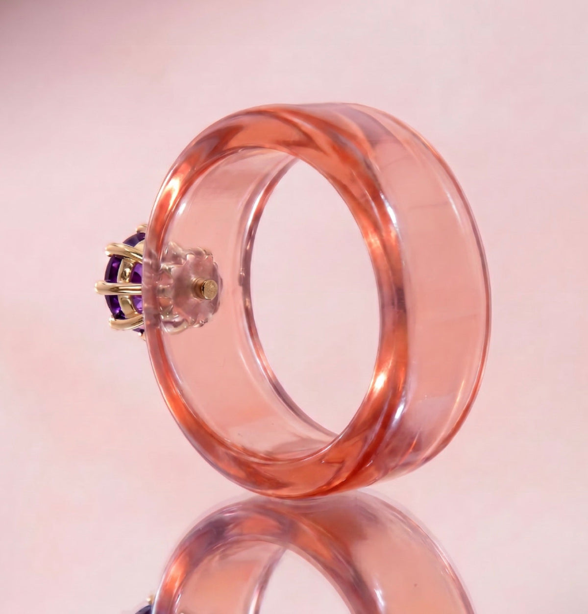 Anillo CG de amatista y resina salmón, vista trasera