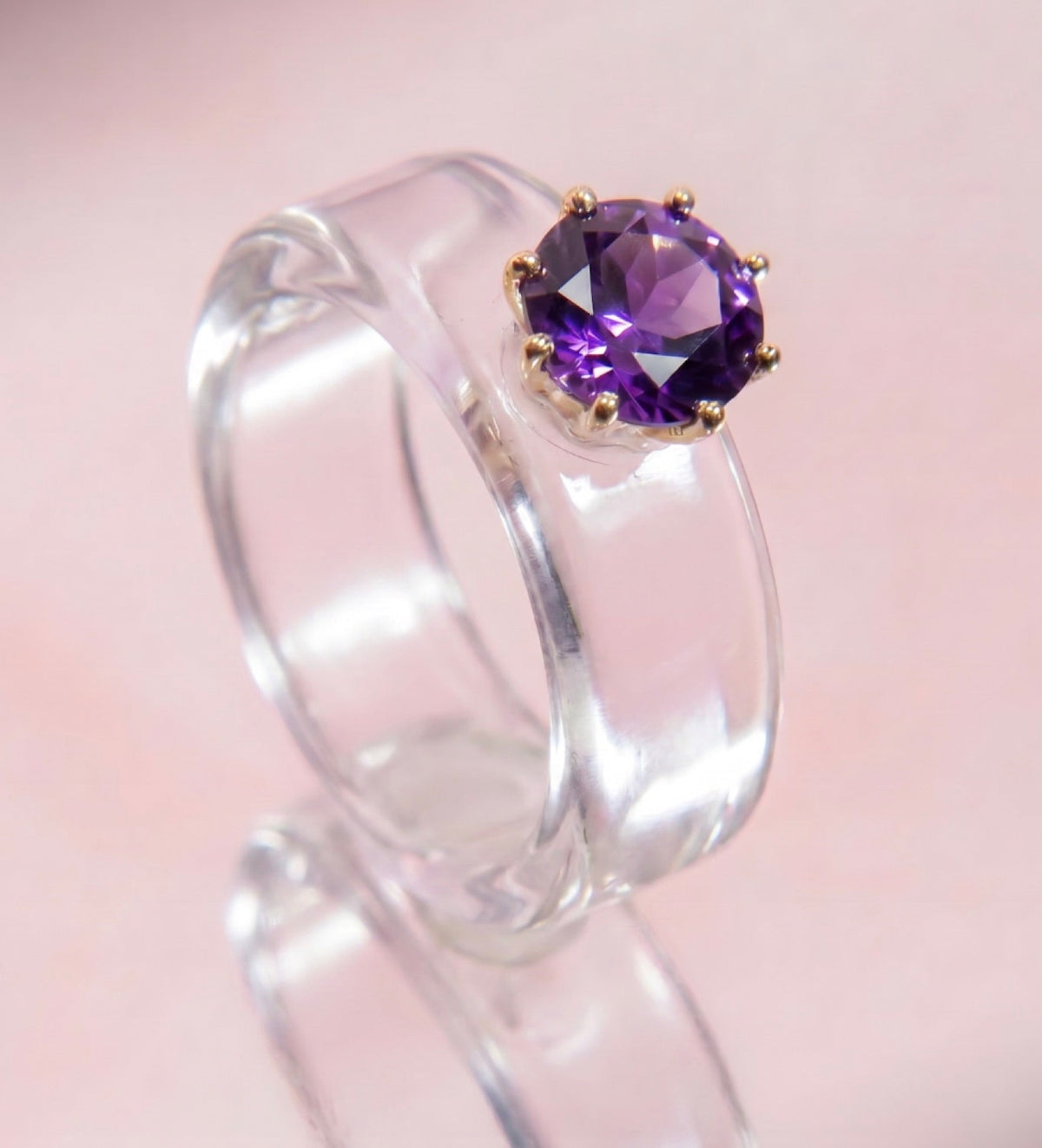 Anillo CG de amatista y resina transparente — isometrica
