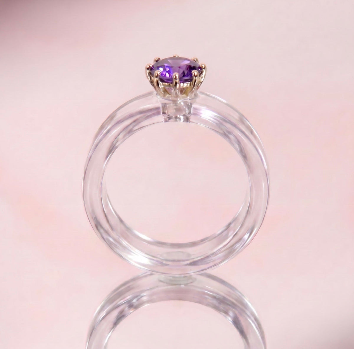 Anillo CG de amatista y resina transparente — frente