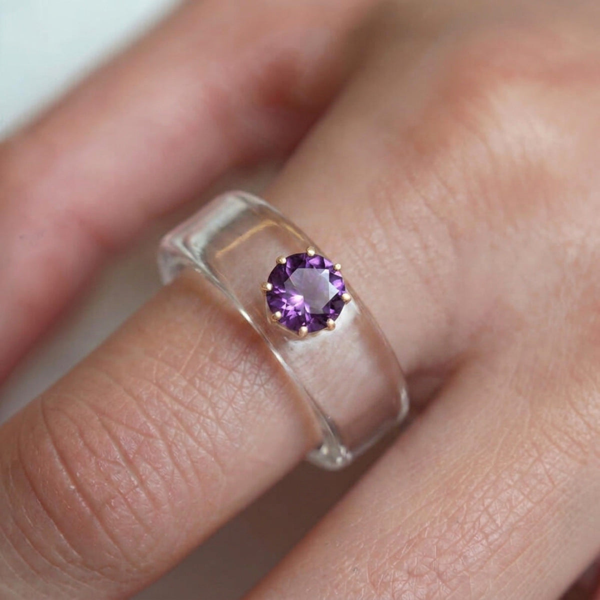 Anillo CG de amatista y resina transparente — vertical