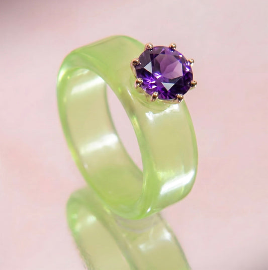 Anillo CG de amatista y resina verde