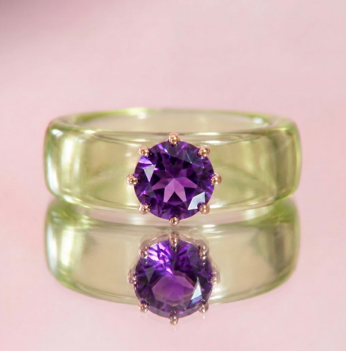 Anillo CG de amatista y resina verde, puesto en la mano