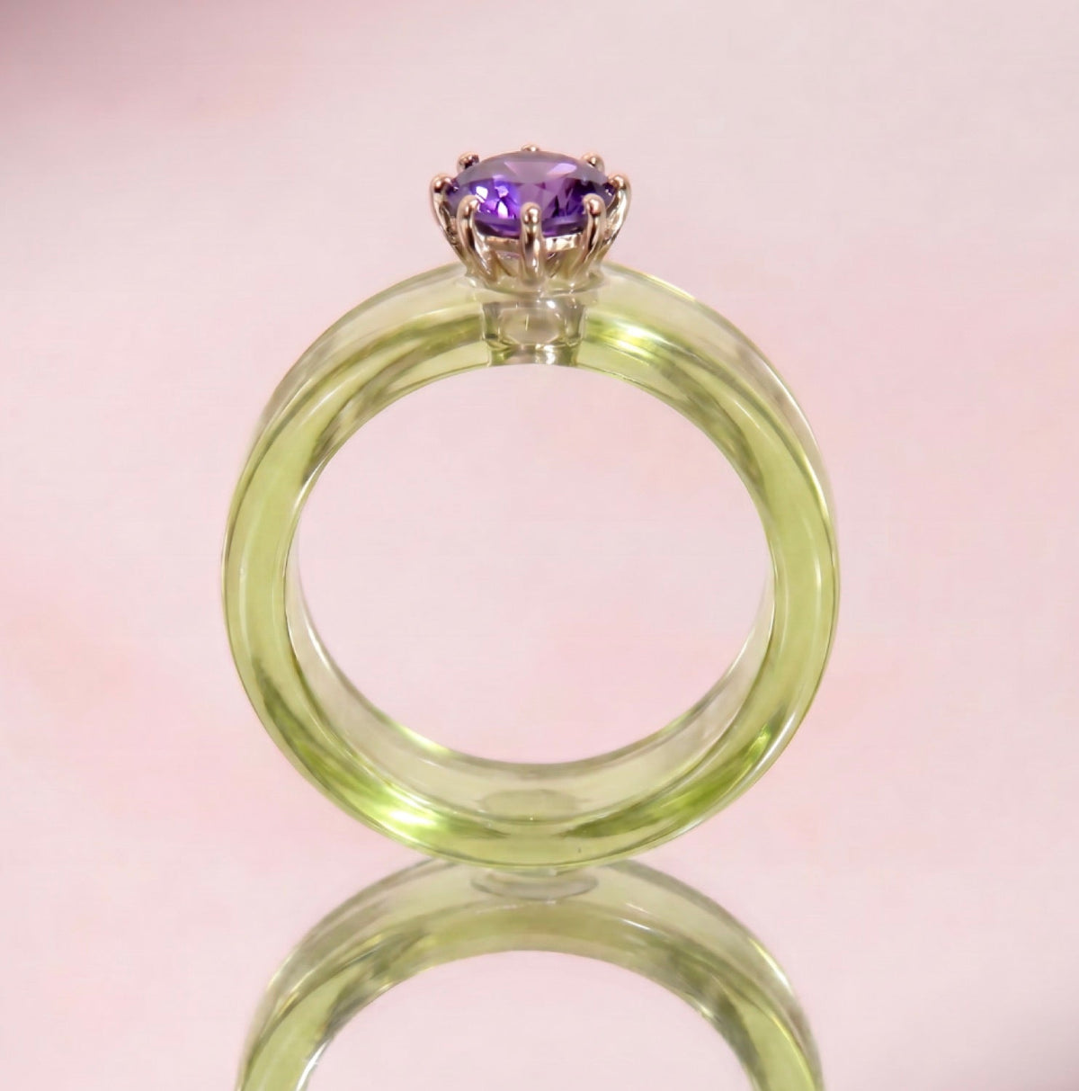 Anillo CG de amatista y resina verde, de frente