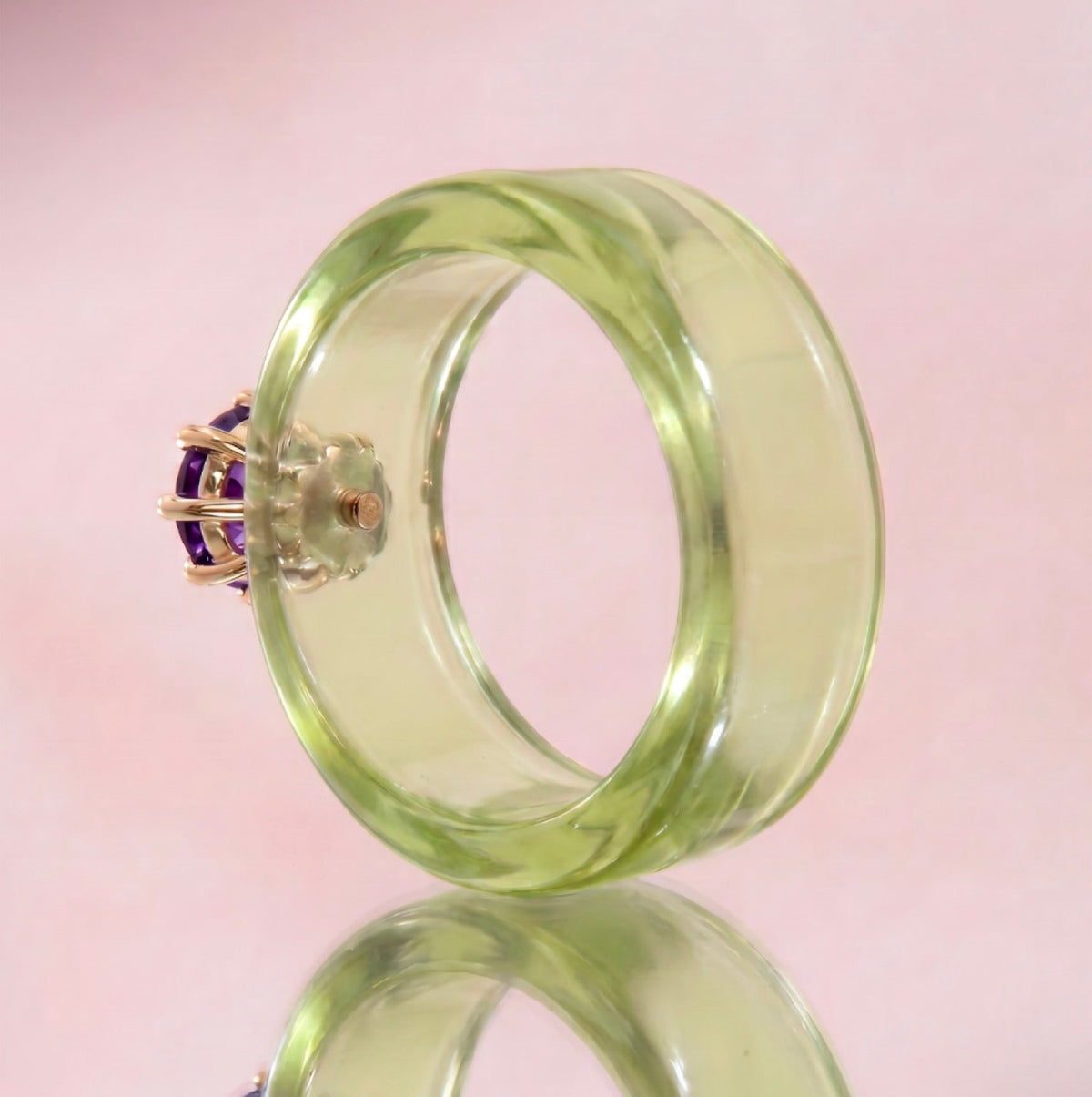 Anillo CG de amatista y resina verde, vista trasera