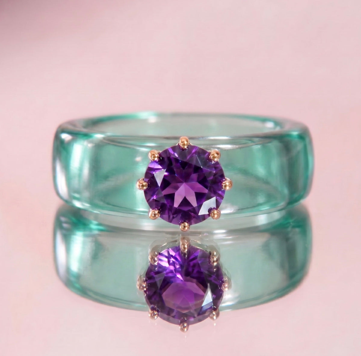 Anillo CG de amatista y resina menta, puesto en la mano