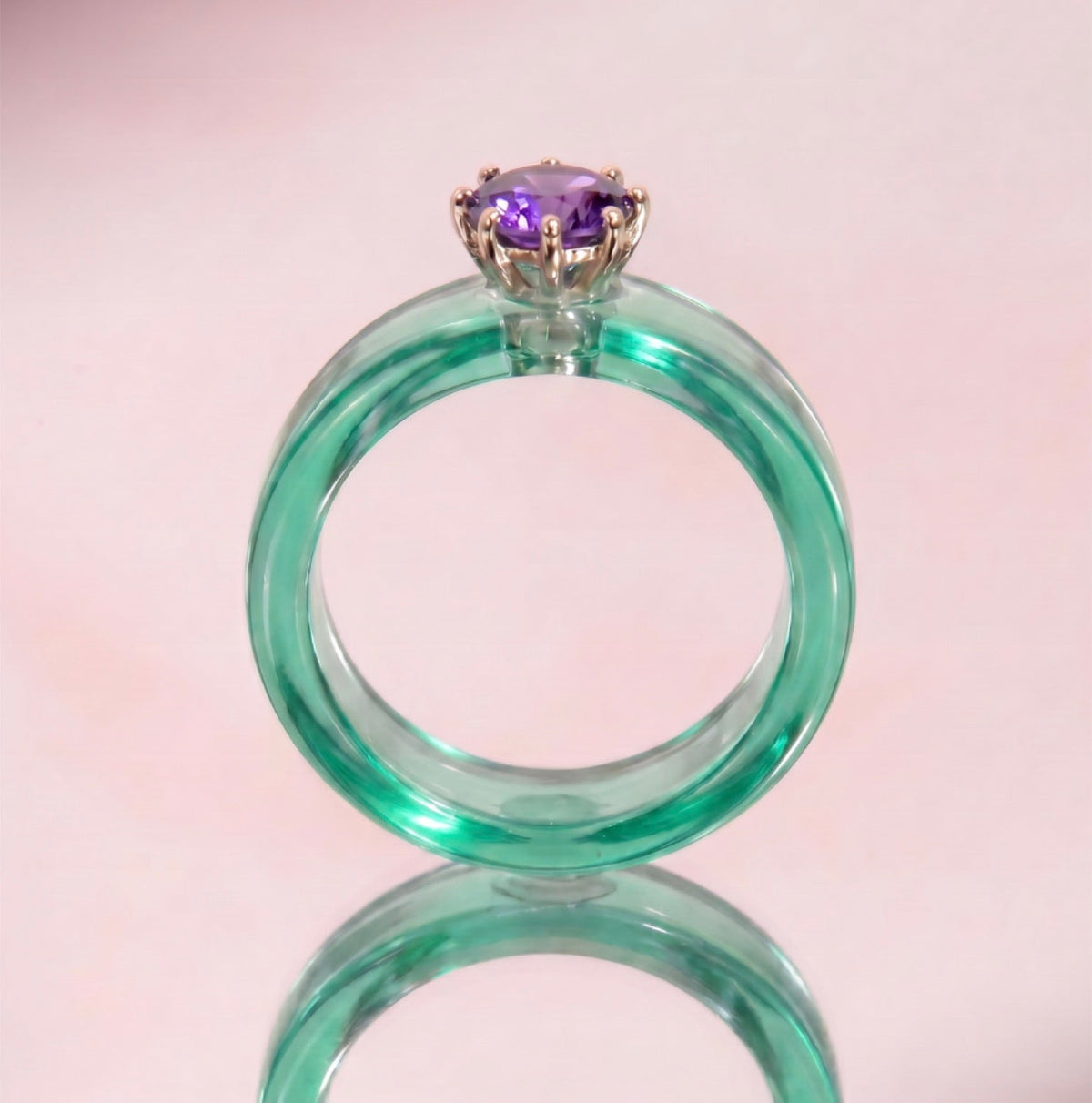 Anillo CG de amatista y resina menta, de frente