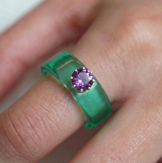 Anillo CG de amatista y resina menta, toma vertical