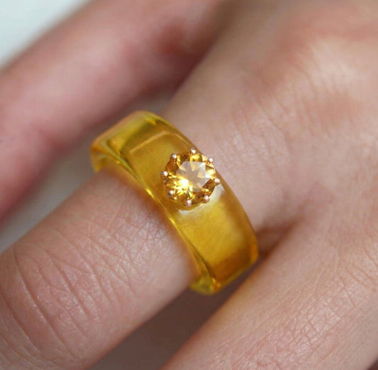 Anillo CG de citrino y resina amarilla, puesto en la mano