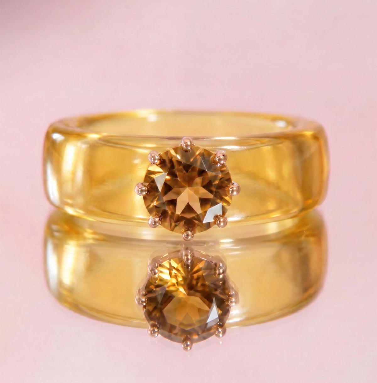 Anillo CG de citrino y resina amarilla, de frente