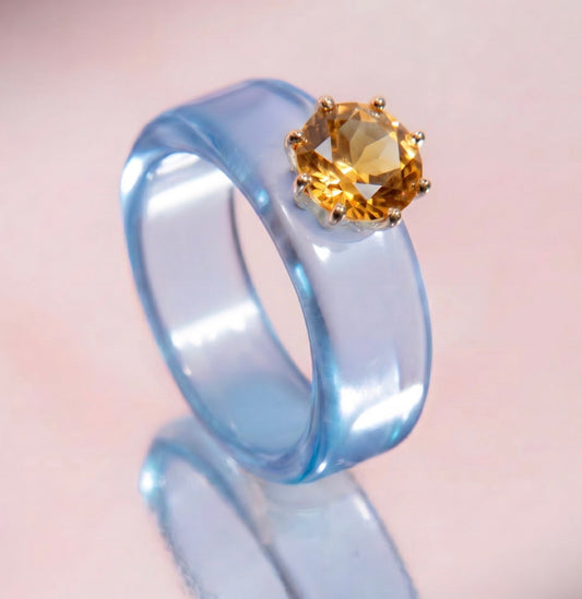 Anillo CG de citrino y resina celeste