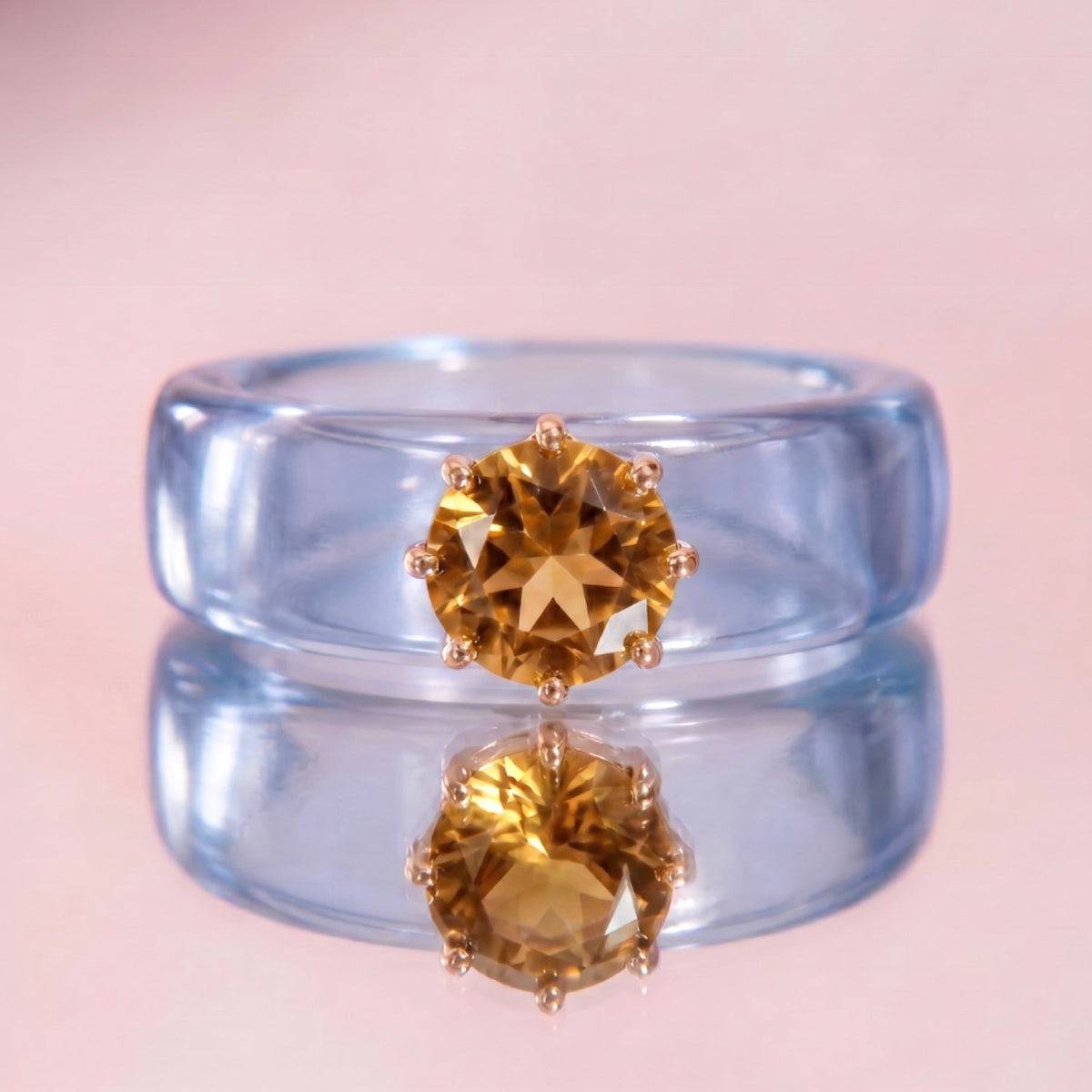 Anillo CG de citrino y resina celeste, de frente